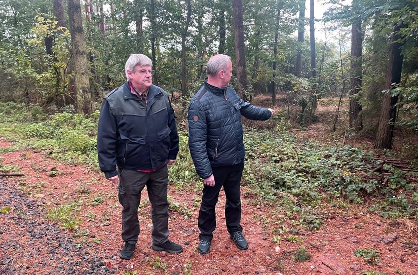 Bürgermeister Hermann-Josef Esser und Harald Heinen an der Stelle an der das gerissene Rehwild gefunden wurde. Foto: Gemeinde Kall / Alice Gempfer