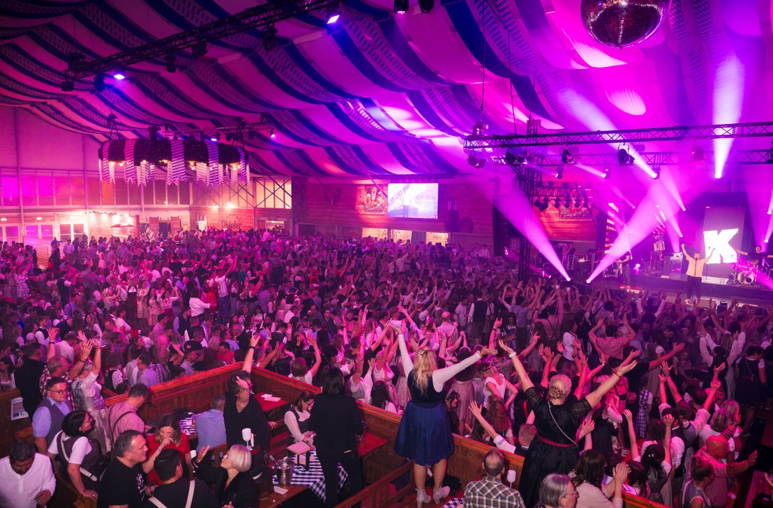 Beste Stimmung herrscht im Okotber im Festzelt am Hahn.