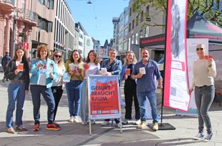Infostand am Kornmarkt zu „Geburt braucht Raum – gemeinsam für das Geburtshaus“ v. li. Sophie Gewehr, Hebamme Geburtshaus; Gudrun Zimmermann u. Lea Apel, Schwangerenberatung Diakonie; Ilia Reumann, Pro Familia; Ronja Kraft, Hebamme Geburtshaus; Regina Bergmann SkF Vorständin/Geschäftsführerin¸ Alina Steffes, Hebamme Geburtshaus; Eric Lacour, SkF Haustechnik; Simone Grün, SkF pädagogische Leitung