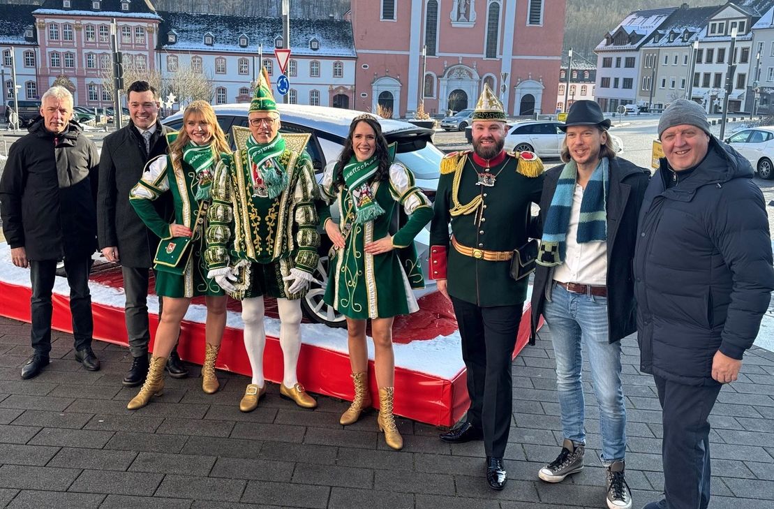 Zufriedene Gesichter bei der Ziehung der über 50 Gewinner. Hans-Peter Fuchs, Stadtbürgermeister  Dr. Johannes Reuschen, Prinz Norbert I. mit seinen Pagen Katharina und Helena, sowie Adjutant Philipp , Sebastian Brüggemann (Zweiter Vorsitzender des Gewerbeverein) und Berthold Thies (Kassenwart des Gewerbeverein und Vorsitzender der Prümer Karnevalsgesellschaft).