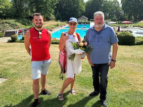 Monika Weh aus Polch war die 10.000 Besucherin des Vulkanbads in der Freibadsaison 2026. Es gratulierten Stadtbürgermeister Achim Grün (rechts) und Badbetriebsleiter Lukas Mohr.