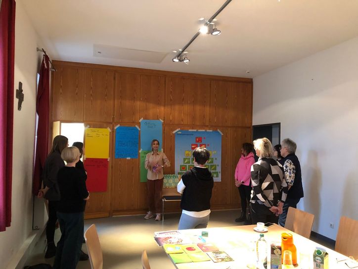 Dipl. Ökotrophologin Elena Göth bei der Einführung des Workshops