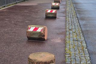 Auf der Hahnenbach-Brücke kippten unbekannte die Fahrbahn-Poller um. Nur ein von mehreren Vorfällen.