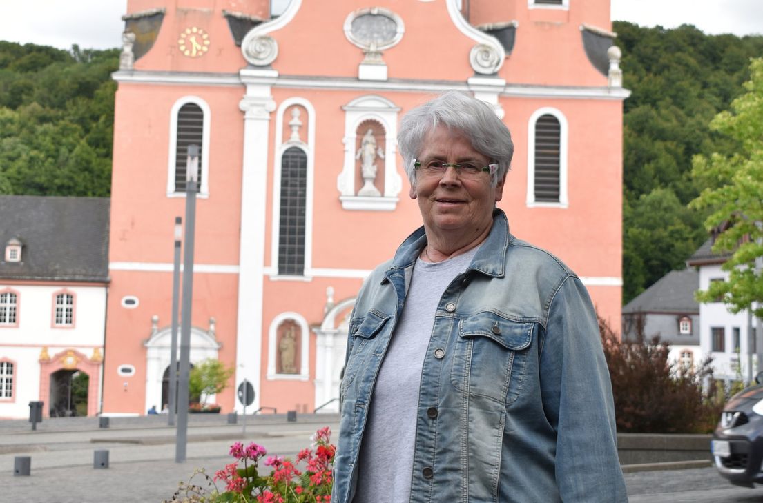 Monika Rolef vor der Sankt-Salvator-Basilika – ihrem »Wohnzimmer« und Mittelpunkt ihres jahrzehntelangen Wirkens.