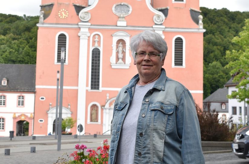 Monika Rolef vor der Sankt-Salvator-Basilika – ihrem »Wohnzimmer« und Mittelpunkt ihres jahrzehntelangen Wirkens.