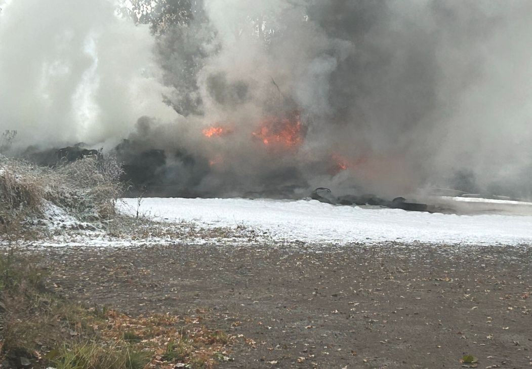 In Oberpierscheid gerieten mehrere Reifen in Brand.