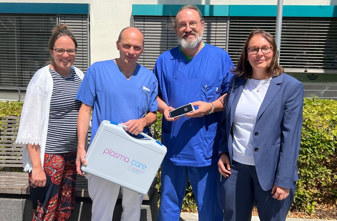 Freuen sich über das gespendete Kaltplasmagerät (von links): Pflegedirek-torin Alexandra Dullisch, Leitender Oberarzt Sven Jenke, Chefarzt PD Dr. med. Gunnar Riepe und Alexandra Kiauk, Kaufmännische Direktorin und Vorsitzende des Förderkreis Hospital zum Hl. Geist e. V. in Boppard.