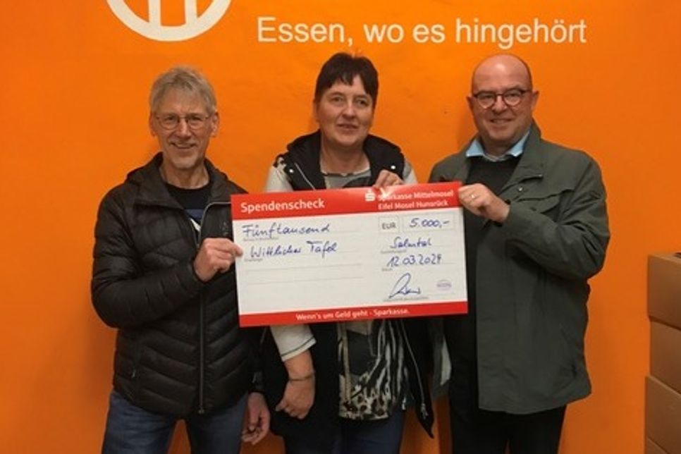 Spendenübergabe durch die Vorstandsmitglieder des wwh, Heiko Trierweiler und Horst Müller an die Koordinatorin der Wittlicher Tafel, Ilona Justen.