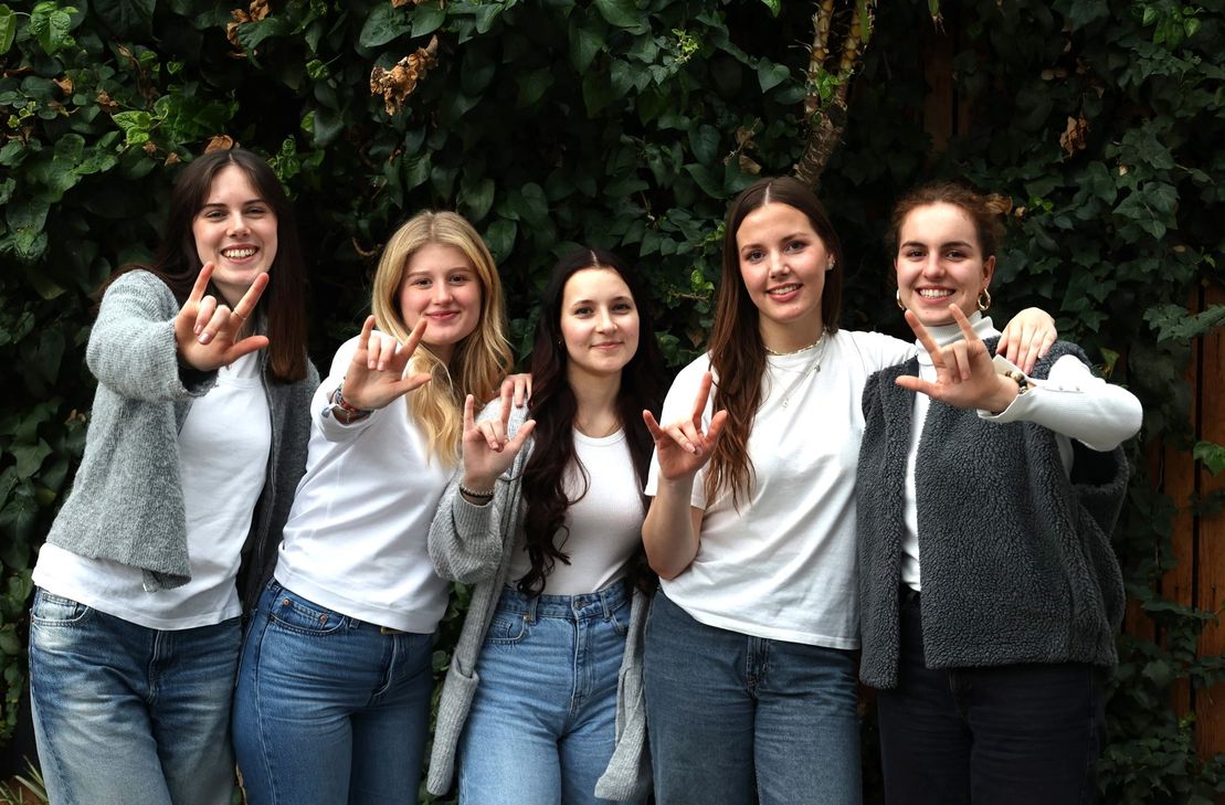 Die Studentinnen Hanna Hettinger, Amelie Gonzalez, Kira Haferkorn, Luisa Frick, Hannah Glandorf (v.l.n.r) freuen sich sehr darauf, das Theaterstück einzuproben und Ende des Jahres vorzuführen.