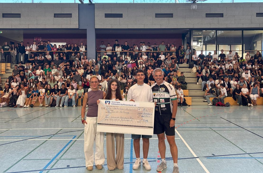 Naheweinkönigin Zoé Keller de Almeida Soliz, die Schülervertreter Amira Seifeddine und Cosmin Tarsa sowie Ralf Johann bei der Übergabe.