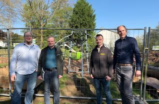 Christian Thesen und Norbert Hanke vom Amt StadtRaum sowie Patrick Ludwig von der Firma Mock und Baudezernent Thilo Becker (v. l.) bei einem Ortstermin auf dem Spielplatz Am Weidengraben.