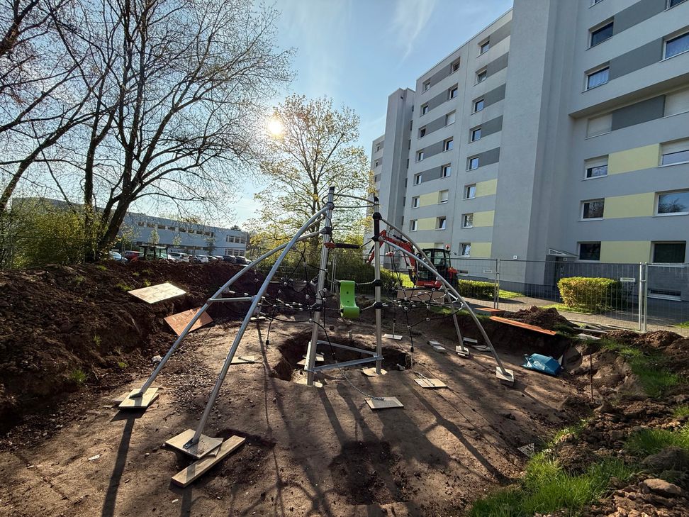 Das Klettergerüst auf dem Spielplatz Am Weidengraben wird derzeit montiert.