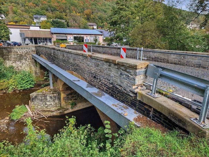Der Schaden an der Stützmauer der historischen Hahnenbachbrücke kann nur unter Vollsperrung der Strecke zwischen Hahnenbach und Griebelschied erfolgen.