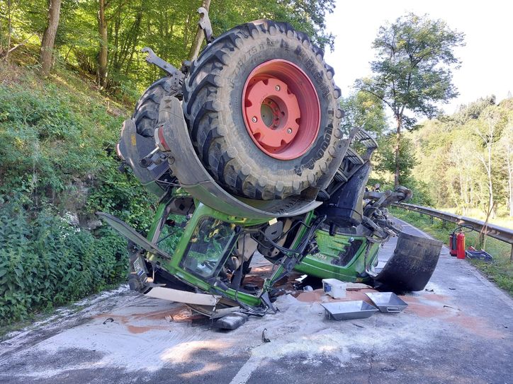 Der Fahrer des Traktors wurde wegen schwerer Verletzungen per Rettungshubschrauner ins Krankenhaus gebracht.