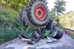 Der Fahrer des Traktors wurde wegen schwerer Verletzungen per Rettungshubschrauner ins Krankenhaus gebracht.