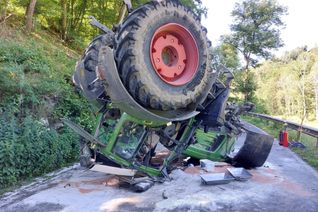Der Fahrer des Traktors wurde wegen schwerer Verletzungen per Rettungshubschrauner ins Krankenhaus gebracht.