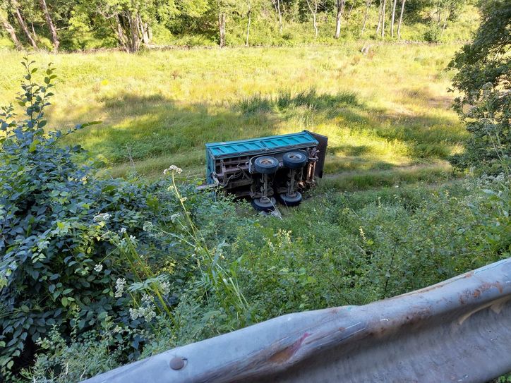 Der Anhänger hatte sich gelöst und rutschte in den Graben.