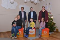 Berthold Nick von der evm übergibt den Spendenbetrag gemeinsam mit Bürgermeister Wolfgang Lambertz an die Vertreter und Vertreterinnen des Kindergartens.
