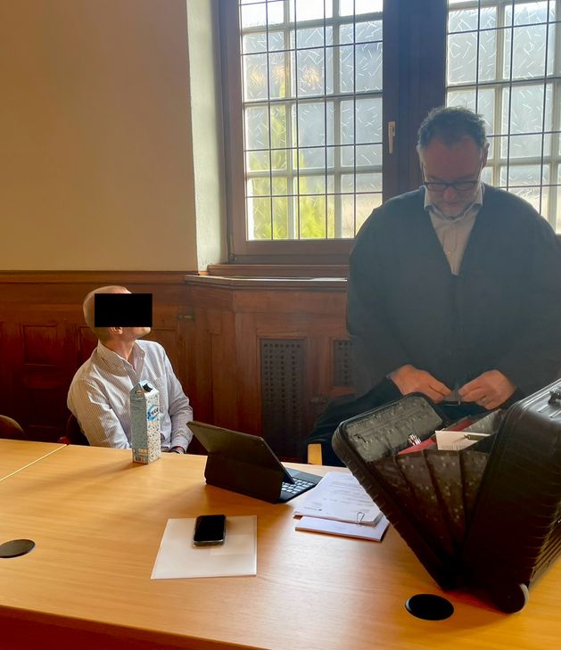 Der Angeklagte im Amtsgericht Mayen mit seinem Verteidiger Rechtsanwalt Stefan Schmidt.