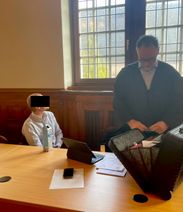 Der Angeklagte im Amtsgericht Mayen mit seinem Verteidiger Rechtsanwalt Stefan Schmidt.