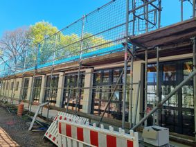 Derzeit laufen an der Egbert-Grundschule unter anderem die Arbeiten am Dach des künftigen Mehrzweckraums. Er kann künftig auch für Schulveranstaltungen genutzt werden.