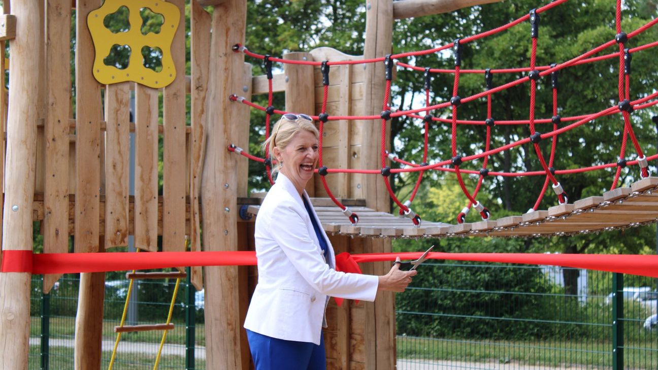 Präsidentin Eva Martha Eckkrammer eröffnete den neuen Kinderspielplatz auf dem Gelände des uniSPORTs.