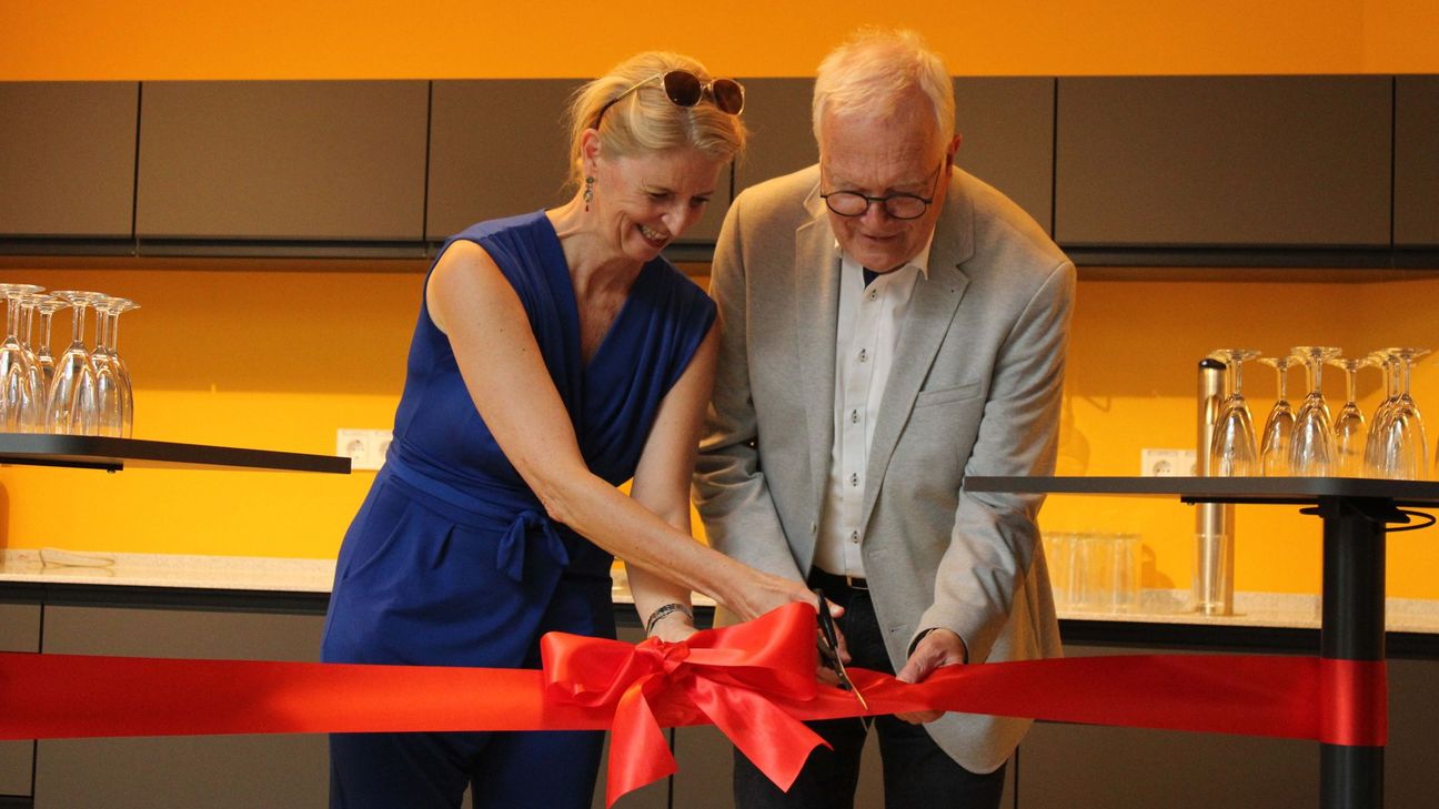 Neben dem neuen Kinderspielplatz, wurde auch der neue Staff Club im Mensagebäude feierlich von Universitätspräsidentin Eva Martha Eckkrammer eröffnet. Dieser Raum soll, dank einer großzügigen Unterstützung des Freundeskreises Trierer Universität e.V., die Mitarbeitenden zukünftig in modernem Ambiente zu kollegialem Austausch einladen. Rechts im Bild: Der Geschäftsführer des Freundeskreises Trierer Universität e.V., Wolfgang Müller.