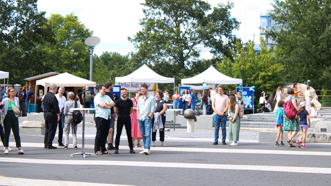Gäste und Mitmachstände auf dem Forum.