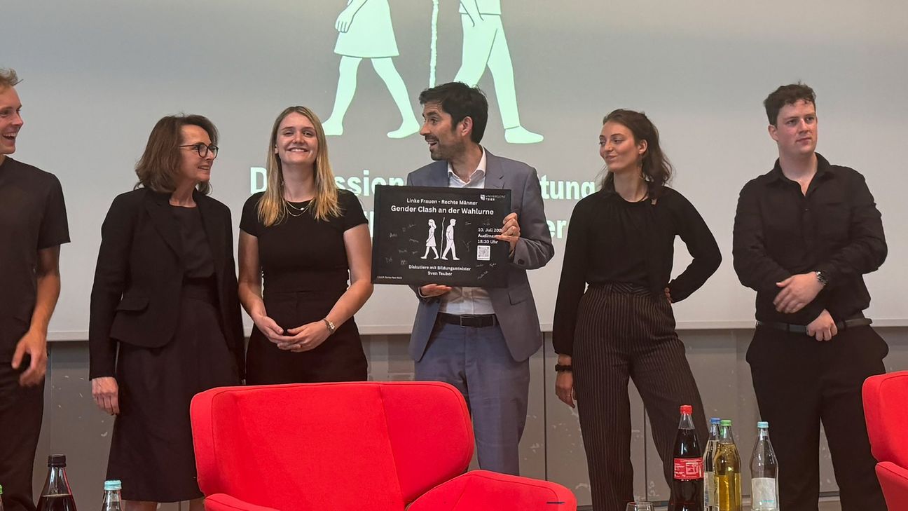 Am Abend fand die Podiumsdiskussion mit Bildungsminister Sven Teuber und Studierenden der Psychologie zum Thema "Gender Clash an der Wahlurne" im Audimax statt.