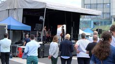 Body-Pump-Vorführung des uniSPORTs auf der Bühne.