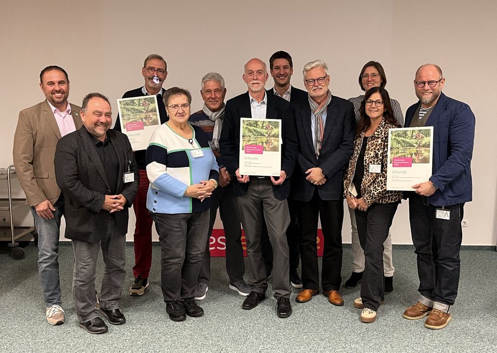Fabian Vocktmann, Regionalmanager von Westenergie (5. v. r.), und Vertreterinnen und Vertreter der Kommunen freuen sich gemeinsam mit den Preisträgerinnen und Preisträgern über die besondere Auszeichnung für den Klimaschutz.