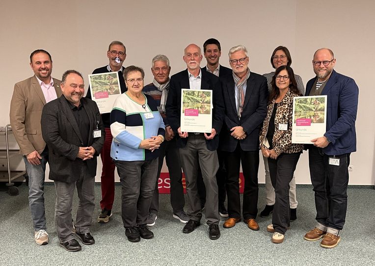 Fabian Vocktmann, Regionalmanager von Westenergie (5. v. r.), und Vertreterinnen und Vertreter der Kommunen freuen sich gemeinsam mit den Preisträgerinnen und Preisträgern über die besondere Auszeichnung für den Klimaschutz.