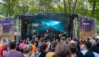 Beim Resäcker Open Air sorgen nationale Acts und regionale Bands gemeinsam für Festivalstimmung auf der Bühne.