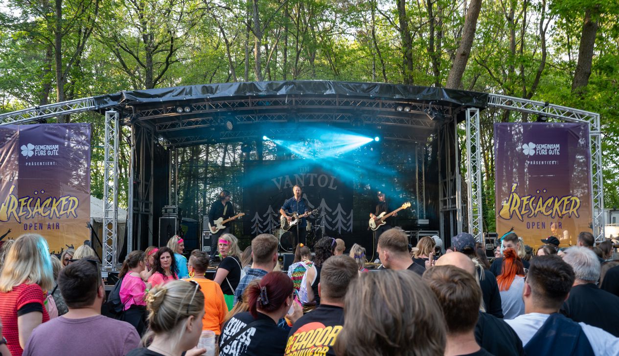 Beim Resäcker Open Air sorgen nationale Acts und regionale Bands gemeinsam für Festivalstimmung auf der Bühne.