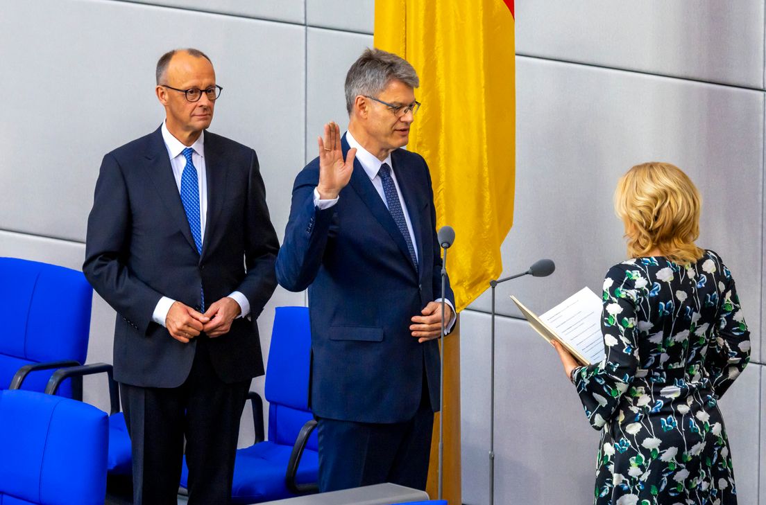Patrick Schnieder wurde im Mai 2025 von Bundestagspräsidentin Julia Klöckner als Bundesminister für Verkehr vereidigt. Nun hat der CDU-Politiker angekündigt, den Bundeskanzler um seine Entlassung aus dem Amt zu bitten.