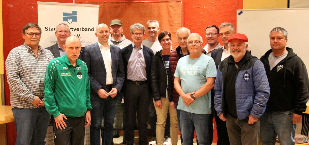 Der neu gewählte Vorstand des Stadtsportverbandes (inklusive Kassenprüfer) sowie Ehrenmitglied Albert Kinzig