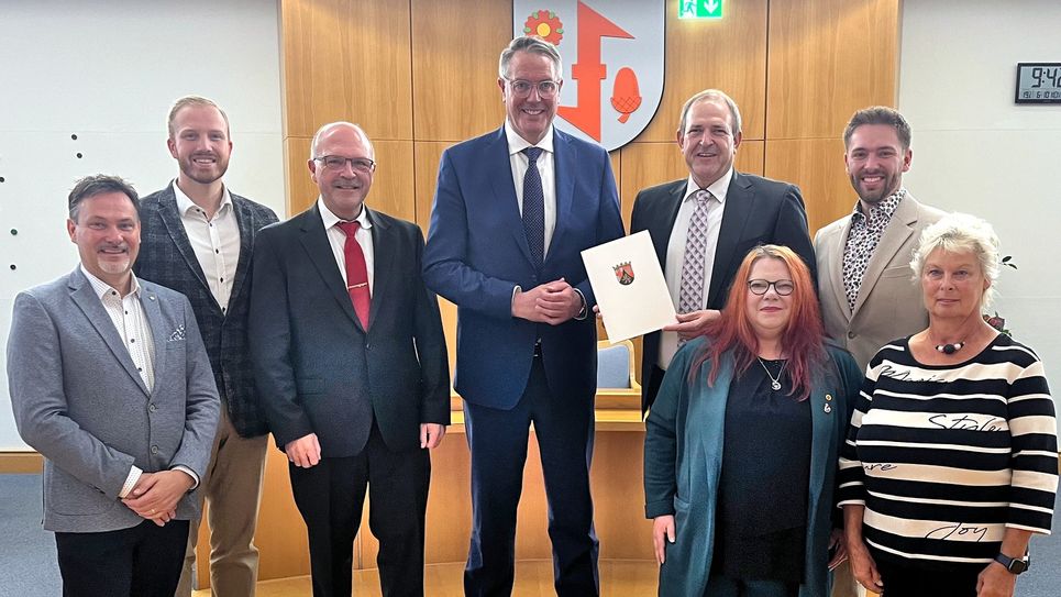 Im Beisein von Vertretern der Stadtratsfraktionen übergab Ministerpräsident Alexander Schweitzer (4. v. l.) den Förderbescheid über 4,662 Millionen Euro aus dem Regionalen Zukunftsprogramm an Oberbürgermeister Frank Frühauf und Bürgermeister Friedrich Marx (5. u. 3. v. l.).