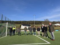 Ein erster Meilenstein ist geschafft: Der Kunstrasenplatz in Sötenich kann ab sofort bespielt werden.