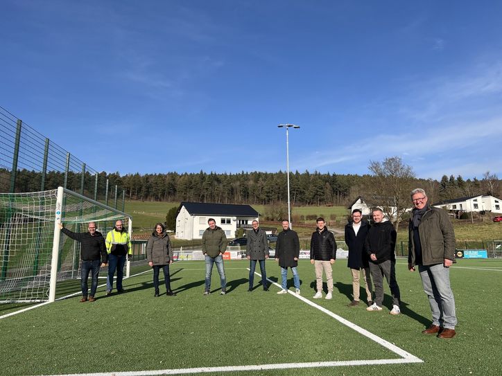Ein erster Meilenstein ist geschafft: Der Kunstrasenplatz in Sötenich kann ab sofort bespielt werden.