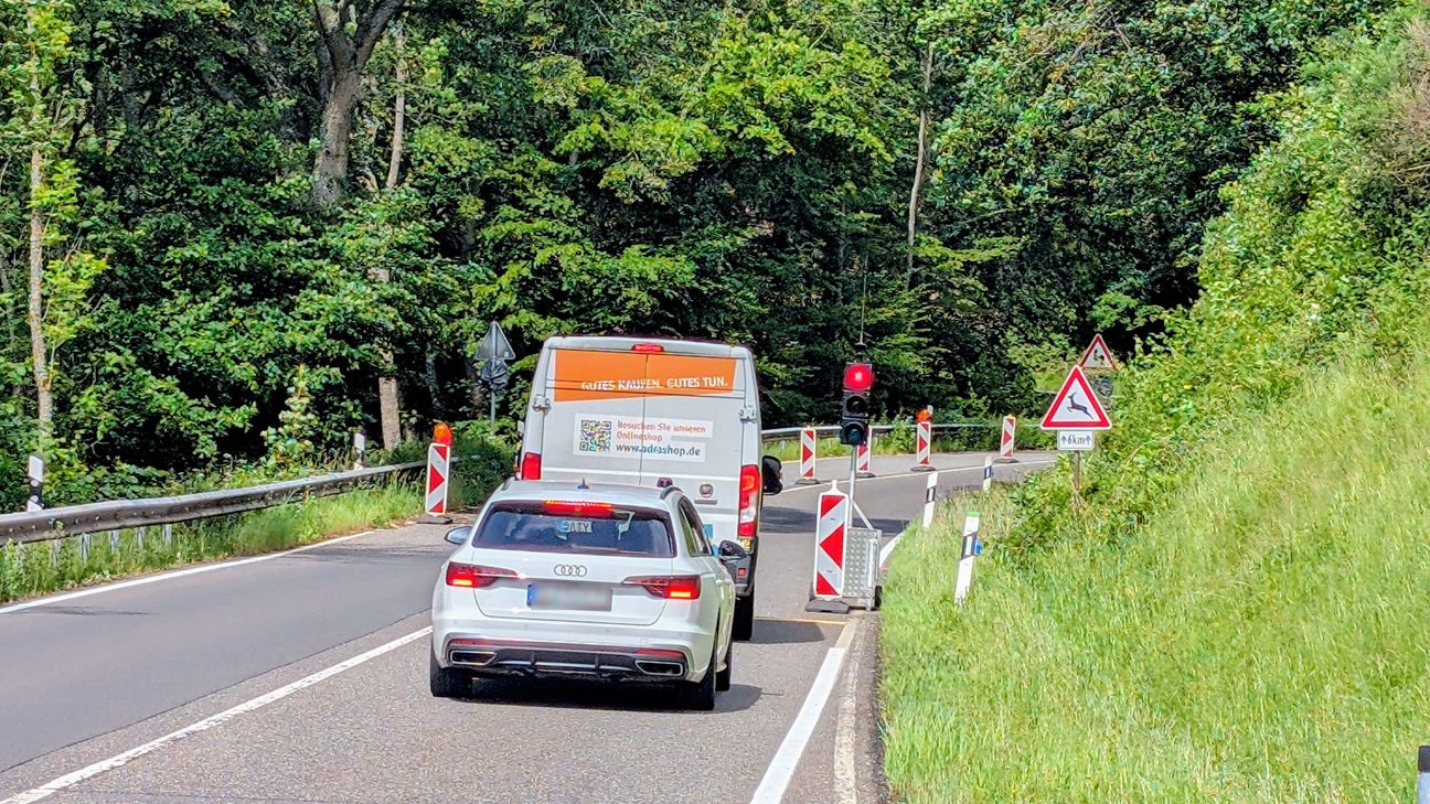 Die Hangsicherungsarbeiten werden bis Ende August dauern. 	Foto: Michael Nielen