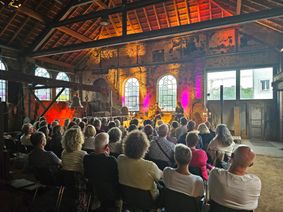 Die historische Glockengießerei Mabilon in Saarburg wird am 2. August zum Schauplatz des ersten Saarburger Literaturfestivals. Zwischen alten Mauern und neuen Geschichten treffen Autorinnen, Autoren und Literaturbegeisterte aufeinander.