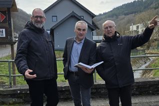 80 Jahre nach dem Ende des Krieges in Riveris stehen (v.l.) Tobias Blasum, Thomas Hoffmann und Hermann Bonert an der Stelle, an der Matthias Willems einem amerikanischen Unteroffizier versichert hat, dass von seinem Dorf keine Gefahr mehr ausgehe