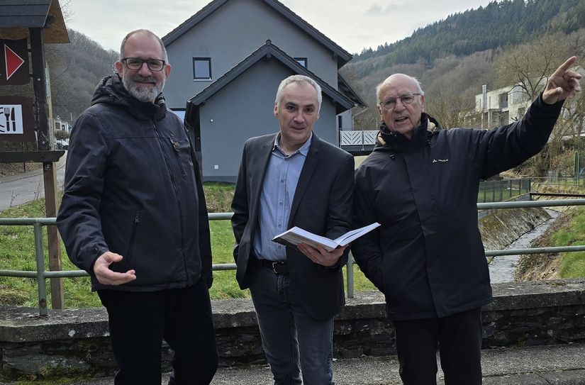 80 Jahre nach dem Ende des Krieges in Riveris stehen (v.l.) Tobias Blasum, Thomas Hoffmann und Hermann Bonert an der Stelle, an der Matthias Willems einem amerikanischen Unteroffizier versichert hat, dass von seinem Dorf keine Gefahr mehr ausgehe