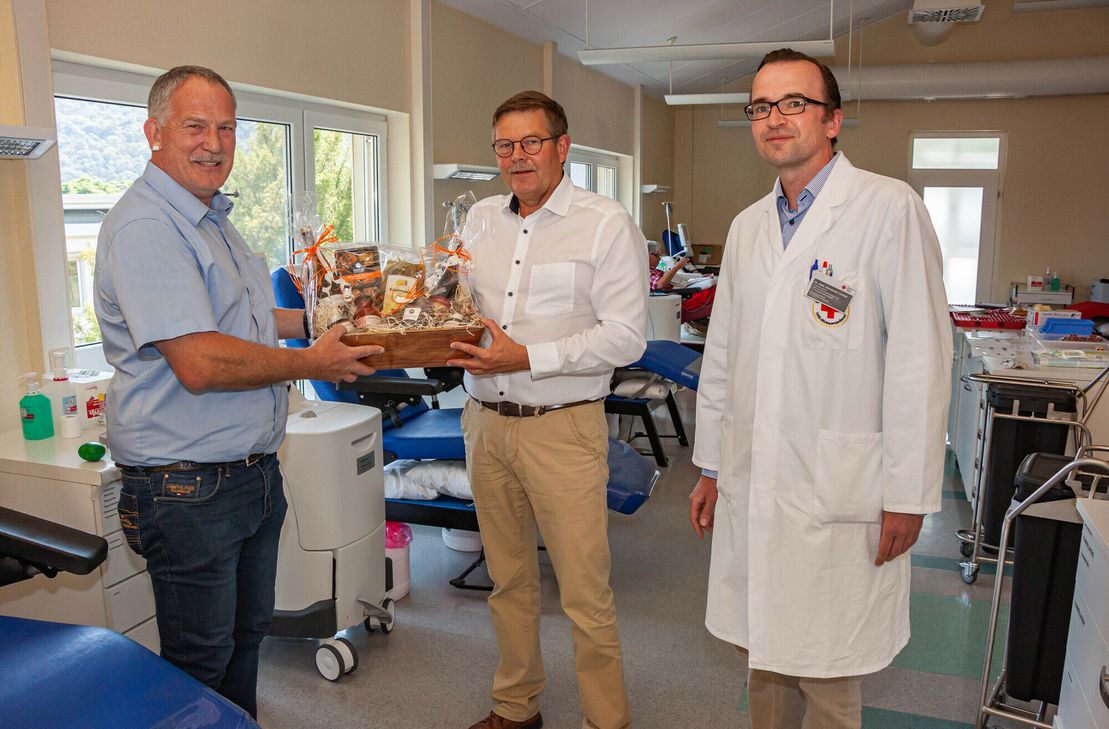 Seit 1997 spendet Markus Lerge bis zu 26-mal im Jahr beim Blutspendedienst im Bad Kreuznacher Salinental. Dr. Alexander Carbol, ärztlicher Direktor des DRK-Blutspendedienstes, und sein Vorgänger Dr. Andreas Opitz bedanken sich für seinen außergewöhnlichen Einsatz und seine kontinuierliche Unterstützung.
