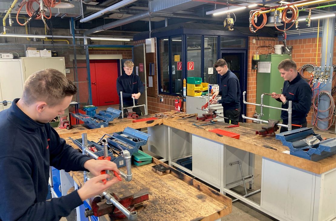 Handwerkliches Geschick ist wichtig bei der Berufsfeuerwehr, aber eine abgeschlossene Ausbildung nicht mehr Einstellungsvorausetzung. Kompakt werden Schulabgängern ab sofort handwerkliche Grundzüge vermittelt, ehe die Brandmeister-Laufbahn starten kann.