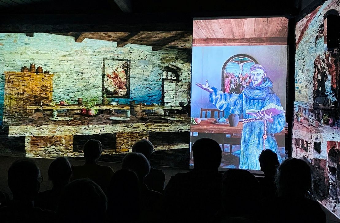 Ein neu inszenierte Klosterfilm nimmt die Besucher*innen ganz in die Geschichte des Oberweseler Minoritenklosters hinein. Die aufwändige Filmproduktion gibt einzigartige, virtuelle Einblicke in die Ausstattung der Räumichkeiten und die "Heilig Kreuz"-Kirche mit ihrem ehemals barocken Inventar und ist im Rahmen einer neuen Führung erlebbar.