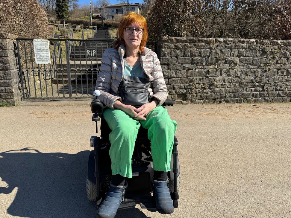 "Es gibt viele Menschen in Wallenborn, die nicht an die Gräber ihrer Liebsten kommen", sagt Marie Luise Baasch. Sie sammelt jetzt Unterschriften im Ort.