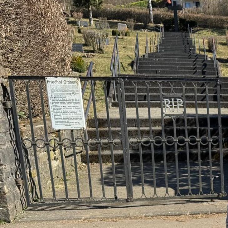 Bis ganz nach oben muss man mindestens 40 Stufen überwinden. Jeder fünfte Friedhof in der Verbandsgemeinde Daun ist laut einer Sprecherin nicht barrierefrei.