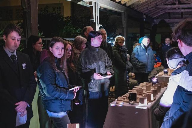Schülerinnen und Schüler des Martin-von-Cochem-Gymnasiums erinnerten am Mahnmal Ebernach an die Opfer der NS-Euthanasie.
