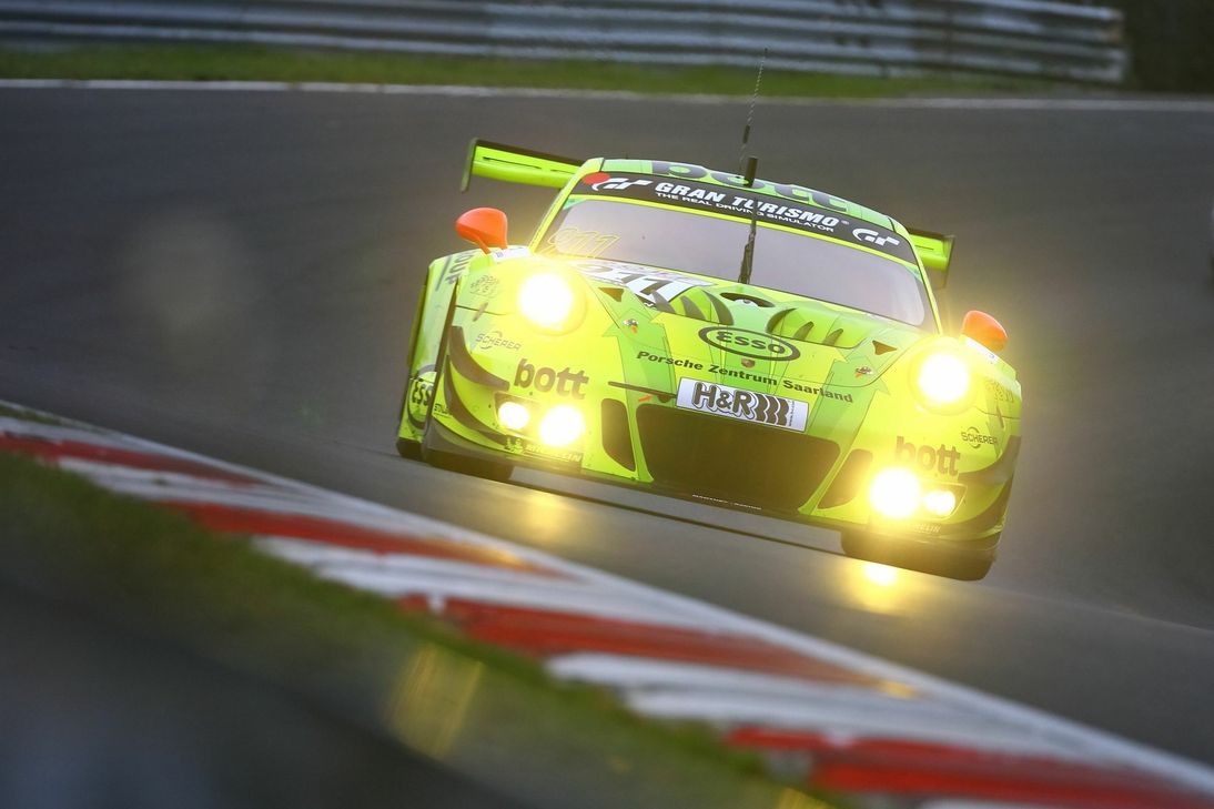 Der Manthey-Porsche hatte am Ende des letzten Rennens der VLN-Saison erneut die Nase vorn. Fotos: H. Elis/RACEPIX.eu